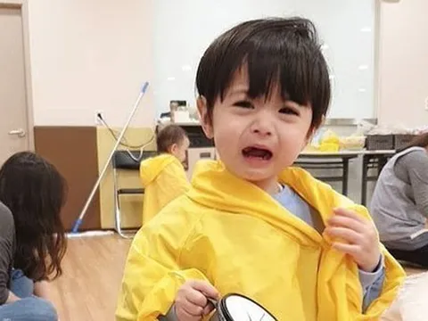 Trẻ hay khóc có 3 điểm HƠN NGƯỜI, cha mẹ đừng vội khó chịu