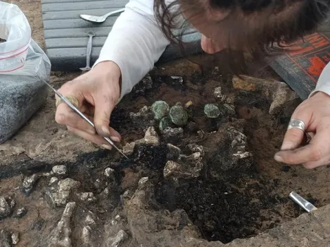 Khai quật ngôi mộ cổ, tìm thấy "kho báu" bằng vàng quý giá