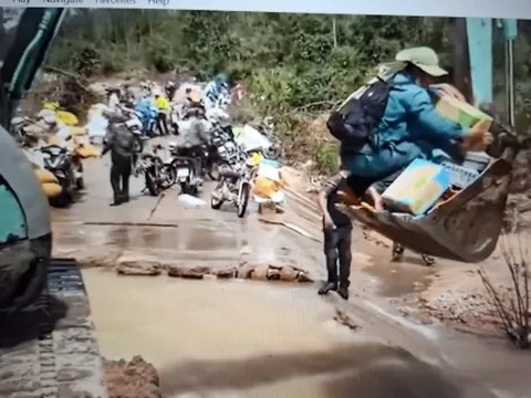 Bắc cầu tạm cho người dân đi nhận quà cứu trợ 