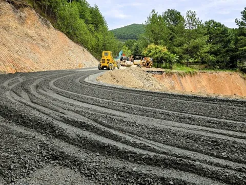 Khẩn trương làm đường tạm đèo Mimosa để kịp thông xe trở lại ngày 30-11