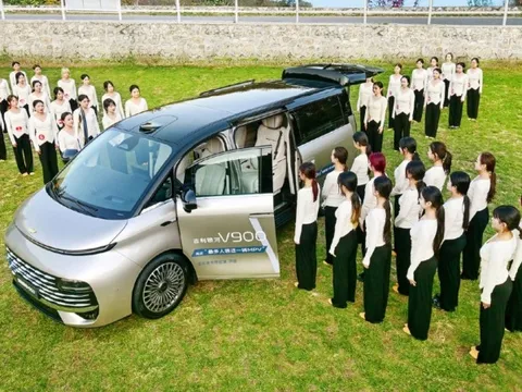 Nhét 42 người vào một xe, MPV Trung Quốc lập kỷ lục thế giới