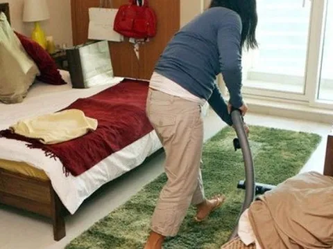 Bà giúp việc xin nghỉ đột ngột, trước khi đi bà chỉ nói: "Cô nên cảnh giác với bố chồng"