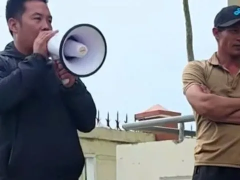 Trưởng thôn đi chân đất phát quà cứu trợ, không cần giấy vẫn nhớ tên 3.000 người dân