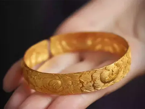 Ăn trộm vòng vàng của bạn gái để mua quà kỷ niệm 1 năm yêu nhau