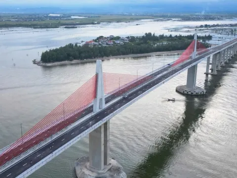 Cầu vượt cửa biển lớn nhất miền Trung đã xây xong, vì sao không thông xe?