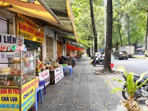 Để xe lấn chiếm vỉa hè tại TPHCM có thể bị trừ điểm giấy phép lái xe