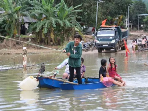 Người dân Yang Mao trở lại sau mưa lũ