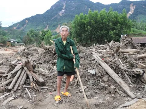 Vợ chồng cụ ông 89 tuổi thoát chết trong gang tấc giữa mưa lũ, sạt lở đất