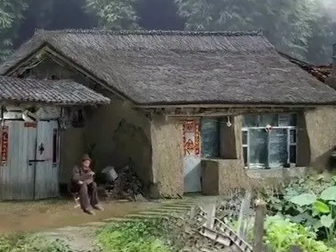 10 năm đi làm xa nhịn ăn gửi tiền về, người đàn ông gục khóc khi thấy cảnh sống thật sự của mẹ