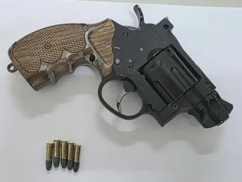 Bị bắt vì nổ súng để tạo tiếng pháo góp vui ở đám cưới