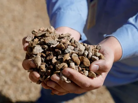 Đề xuất siết quản lý đất hiếm