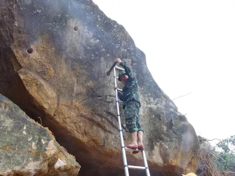 CLIP: Nổ mìn phá đá chắn đèo Khánh Lê