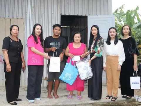 Phó Chủ tịch Thường trực Trần Lan Phương thăm, trao quà hội viên, phụ nữ và trẻ em vùng lũ Khánh Hòa