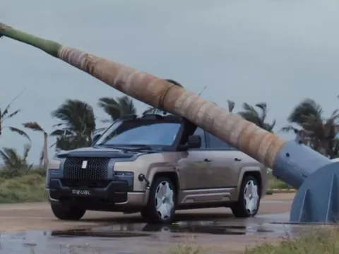 Thử nghiệm cây đổ vào thân xe để khoe độ cứng của Yangwang U8