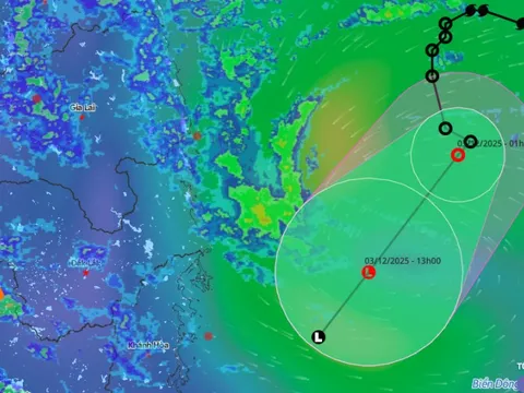 Áp thấp nhiệt đới sắp suy yếu, miền Trung tiếp tục mưa lớn