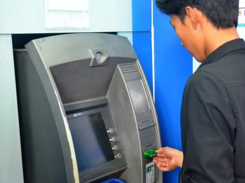 Cách hacker khiến ATM tự động "phun" tiền xối xả như trúng số