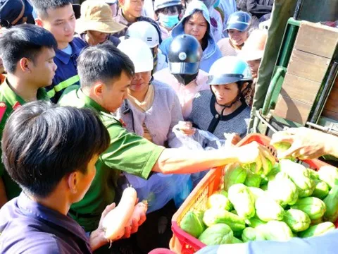 Công an tỉnh Lâm Đồng hỗ trợ gần 34 tấn rau củ cho người dân bị ảnh hưởng bão lũ