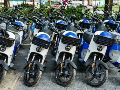 Người dân hào hứng trải nghiệm xe điện 2 bánh công cộng ở Hà Nội 