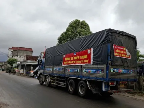 Bà con rốn lũ Hòa Thịnh xúc động nhận quà từ đất mũi Cà Mau 