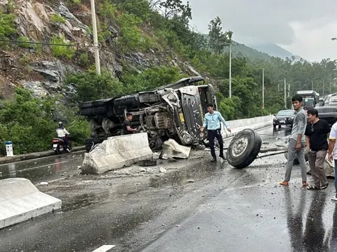 Khánh Hòa: Xe tải lật trên đèo Cù Hin, đường nối sân bay Cam Ranh ách tắc