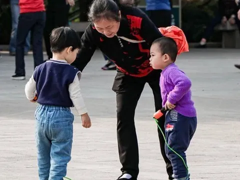 57 tuổi, tôi tự tạo “lương hưu thứ hai” từ việc giữ trẻ - thu đều hàng tháng và sống vui hơn hẳn