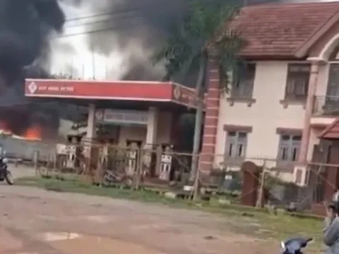 Cháy nhà kho sát cây xăng ở TPHCM