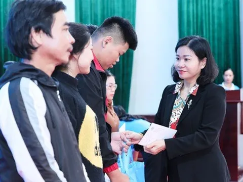 Chủ tịch Hội LHPN Việt Nam Nguyễn Thị Tuyến thăm hỏi, động viên phụ nữ, trẻ em vùng lũ
