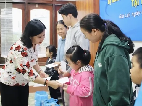 Chủ tịch Hội LHPN Việt Nam Nguyễn Thị Tuyến trao quà hỗ trợ hội viên, phụ nữ, trẻ em vùng lũ Gia Lai