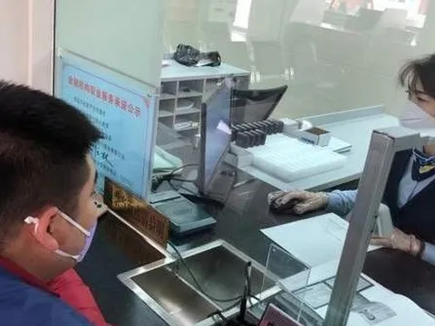 Làm shipper 5 năm, đến ngày rút 300 triệu xây nhà, ngân hàng nói: "Anh… chưa từng mở sổ ở đây"