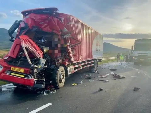 Xe tải va chạm khiến tài xế mắc kẹt ở cabin, đóng 1 đoạn cao tốc Vĩnh Hảo - Phan Thiết