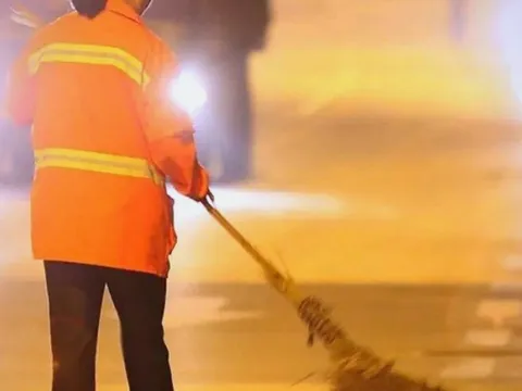 Đang quét đường lúc 3h sáng, cô lao công bỗng bật khóc giữa phố, lý do khiến MXH lặng người