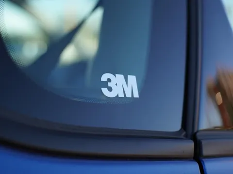 Chữ "3M" trên kính ôtô là gì?