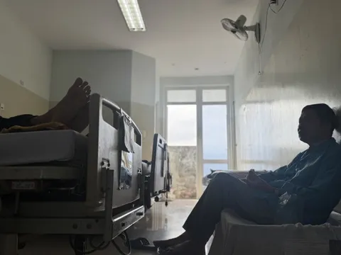 Bệnh viện điều trị ung thư lớn nhất miền Trung quá tải, bệnh nhân phải nằm giường xếp