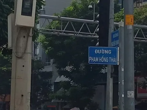 Tháo dỡ bảng hiệu hư hỏng